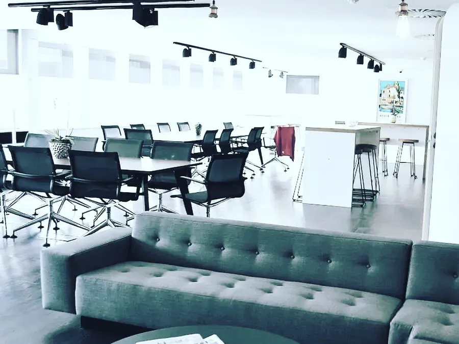 Serviced office centre &mdash; Over 100 R22 splits replaced with the latest VRV technology in this serviced office centre.
